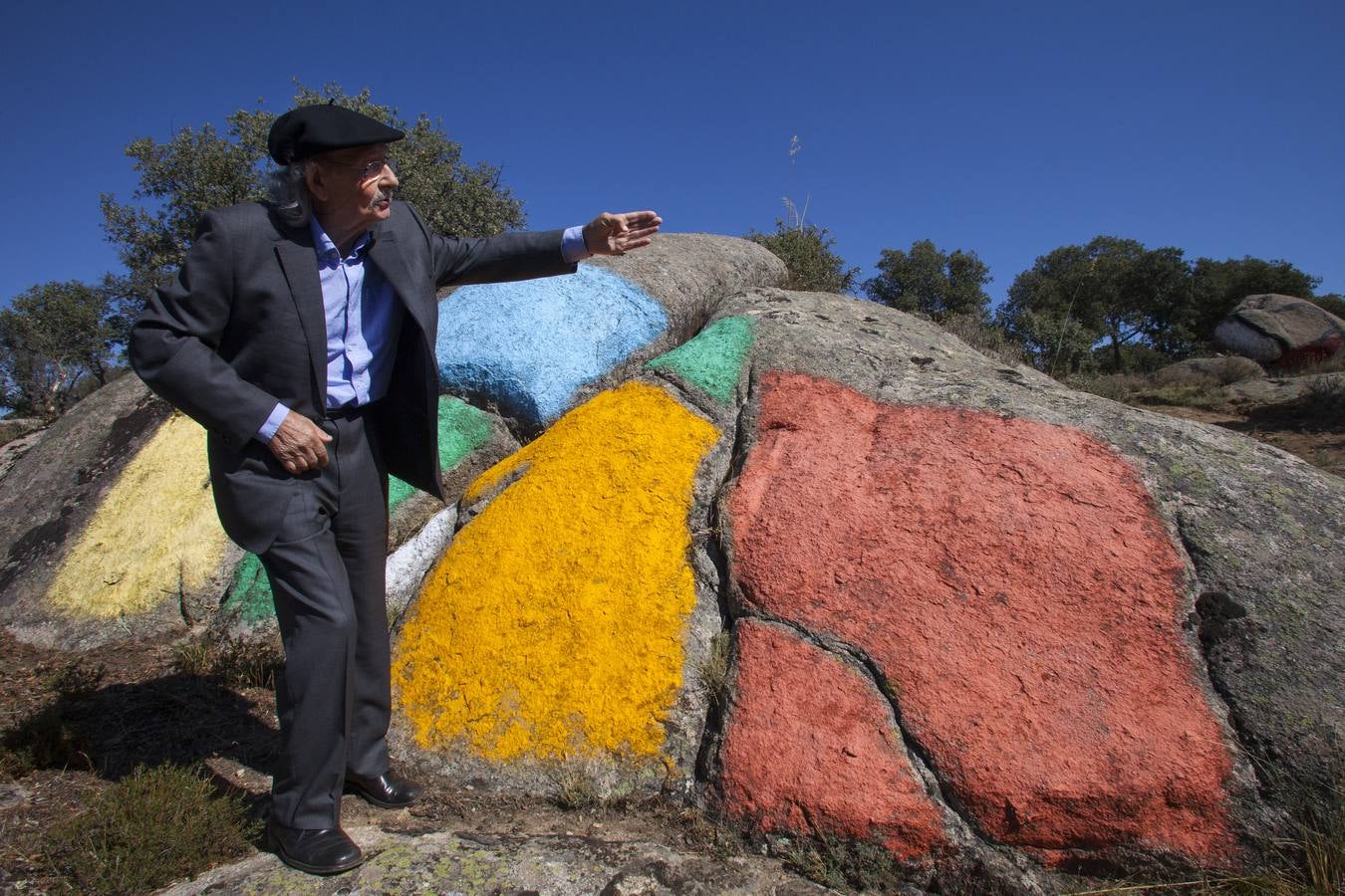 Inauguración de la piedras pintadas de Agustín Ibarrola en Muñogalindo (Ávila)