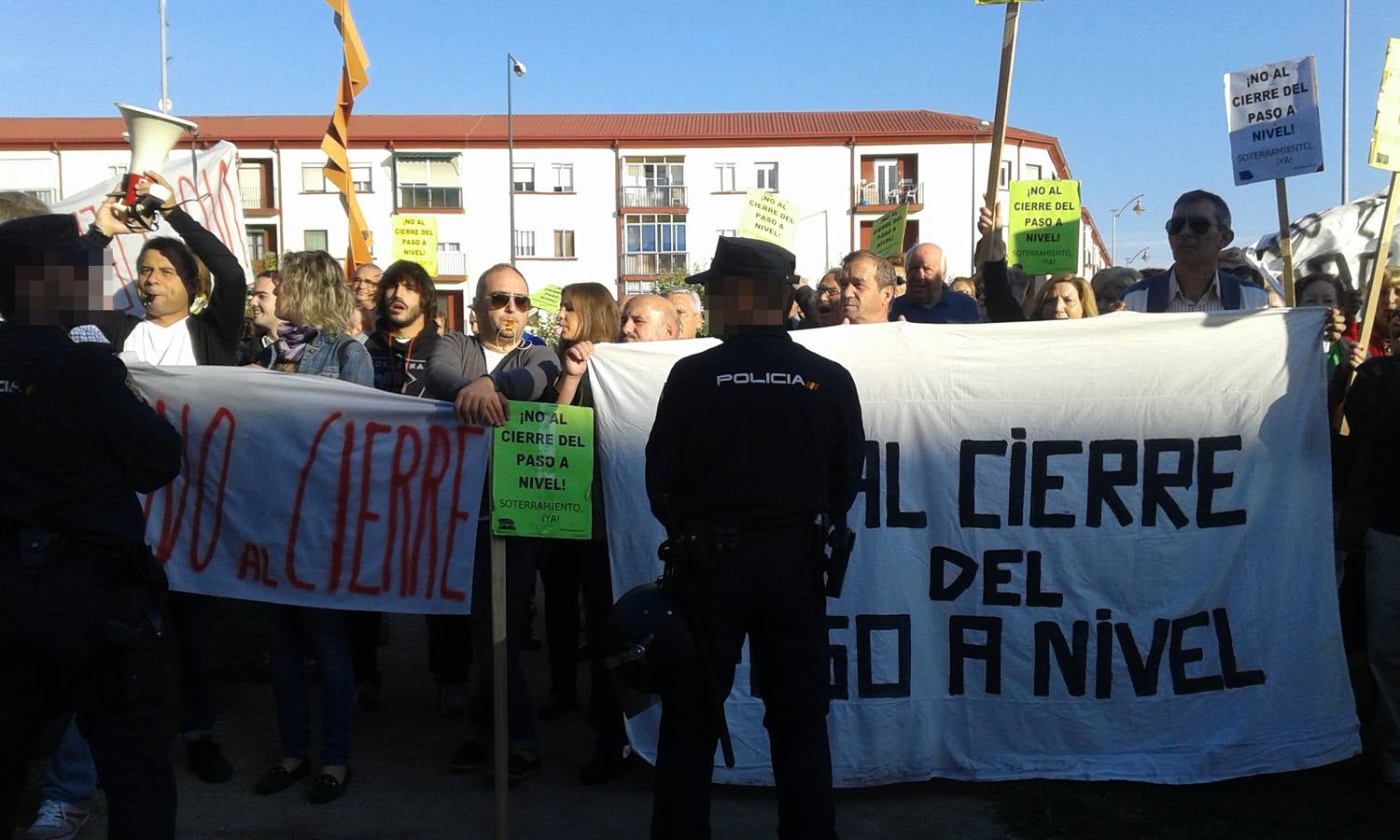 Los vecinos de Pilarica esperan a Rajoy en la estación de trenes de Valladolid