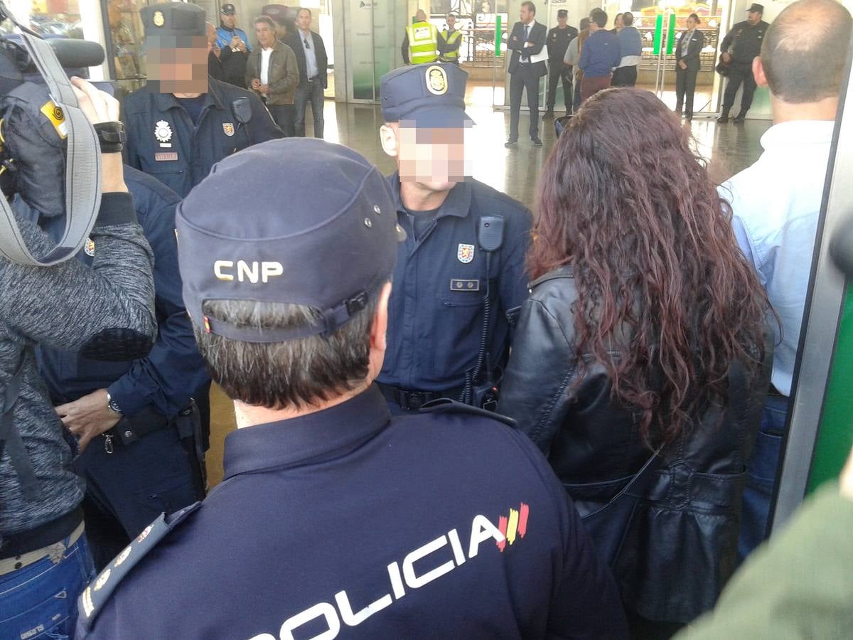 Los vecinos de Pilarica esperan a Rajoy en la estación de trenes de Valladolid