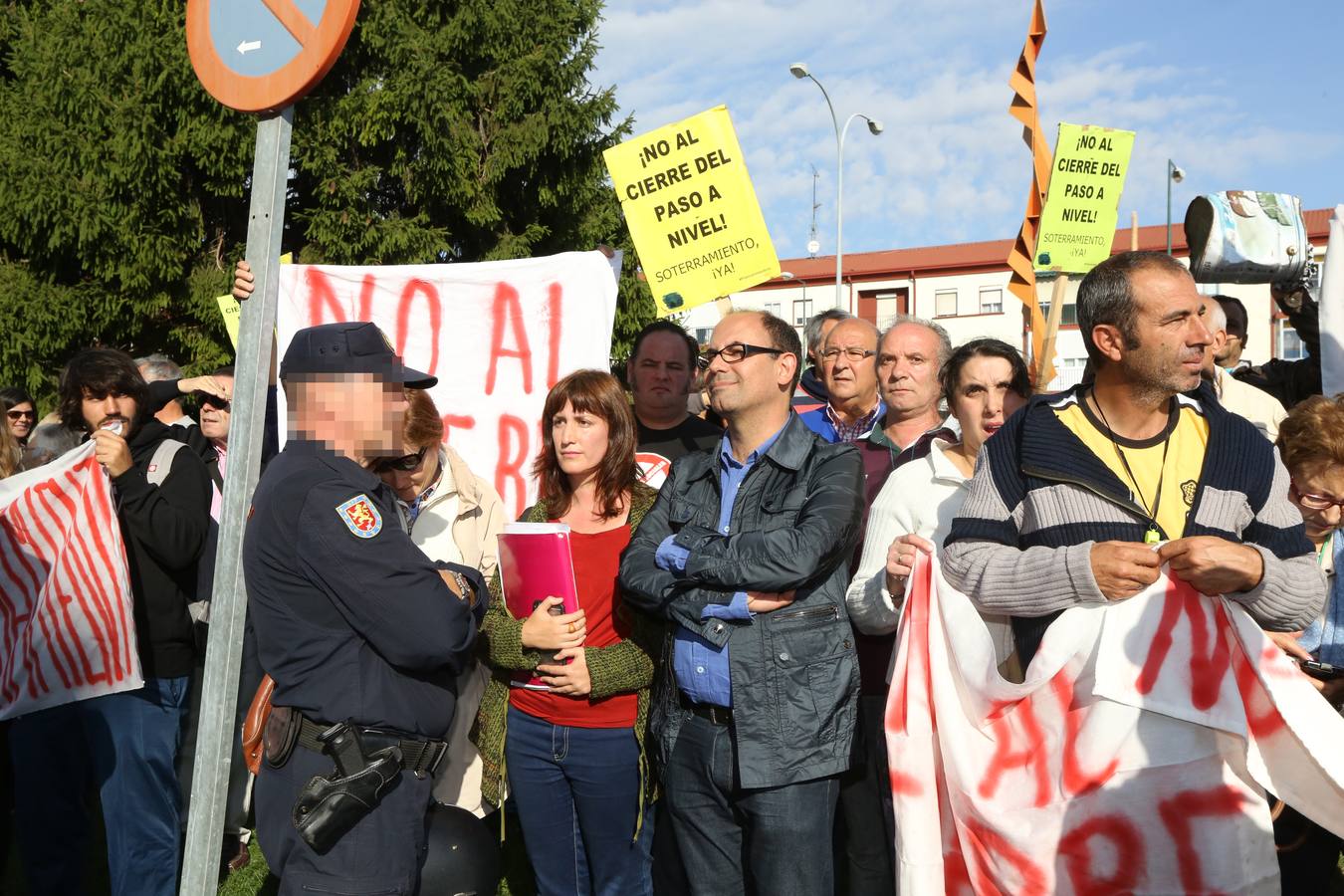 Los vecinos de Pilarica esperan a Rajoy en la estación de trenes de Valladolid