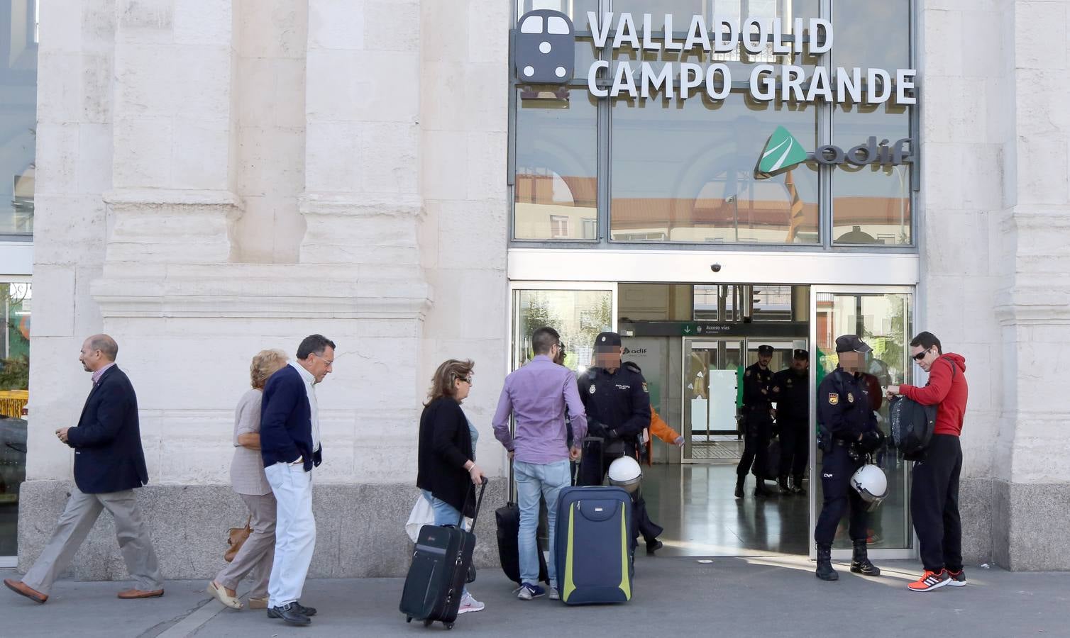 Los vecinos de Pilarica esperan a Rajoy en la estación de trenes de Valladolid