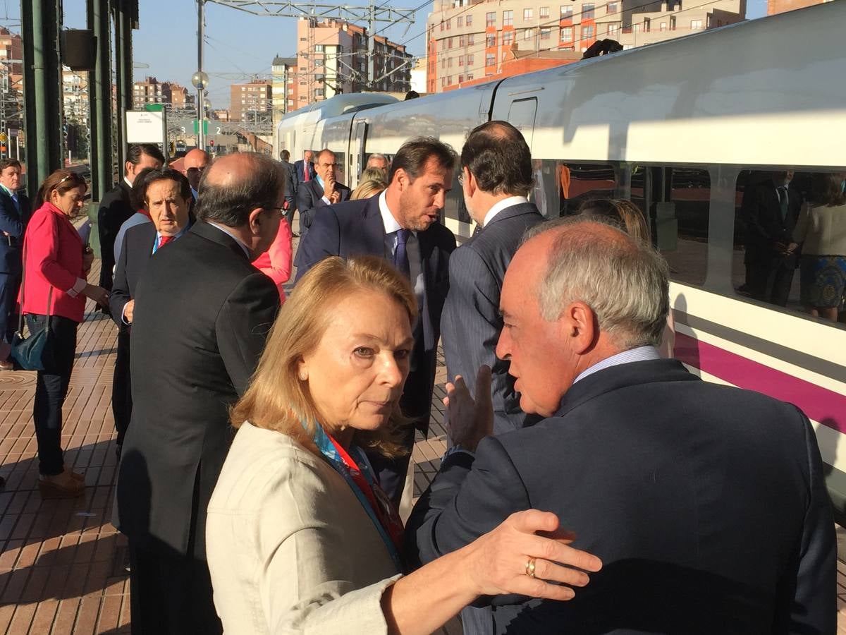 Los vecinos de Pilarica esperan a Rajoy en la estación de trenes de Valladolid