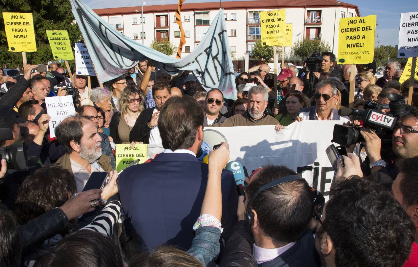 Los vecinos de Pilarica esperan a Rajoy en la estación de trenes de Valladolid