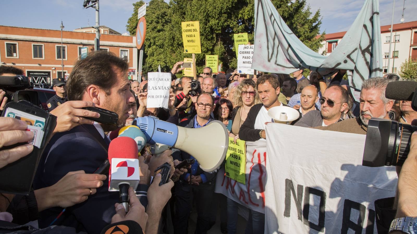 Los vecinos de Pilarica esperan a Rajoy en la estación de trenes de Valladolid