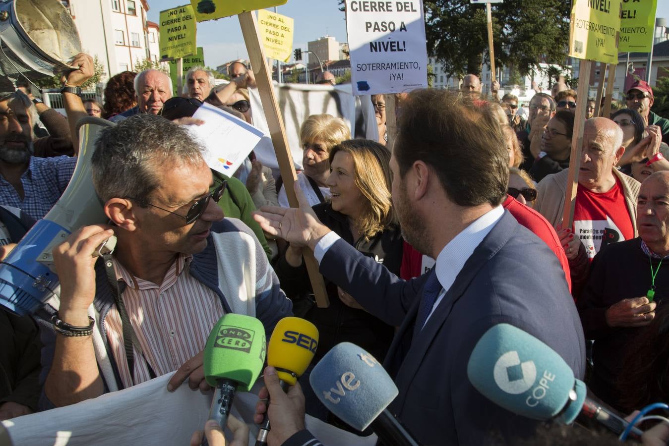 Los vecinos de Pilarica esperan a Rajoy en la estación de trenes de Valladolid