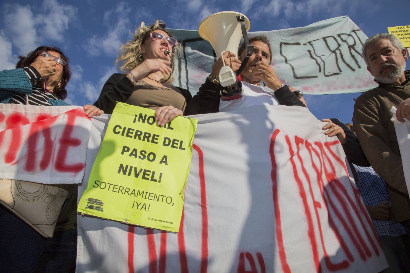 Los vecinos de Pilarica esperan a Rajoy en la estación de trenes de Valladolid