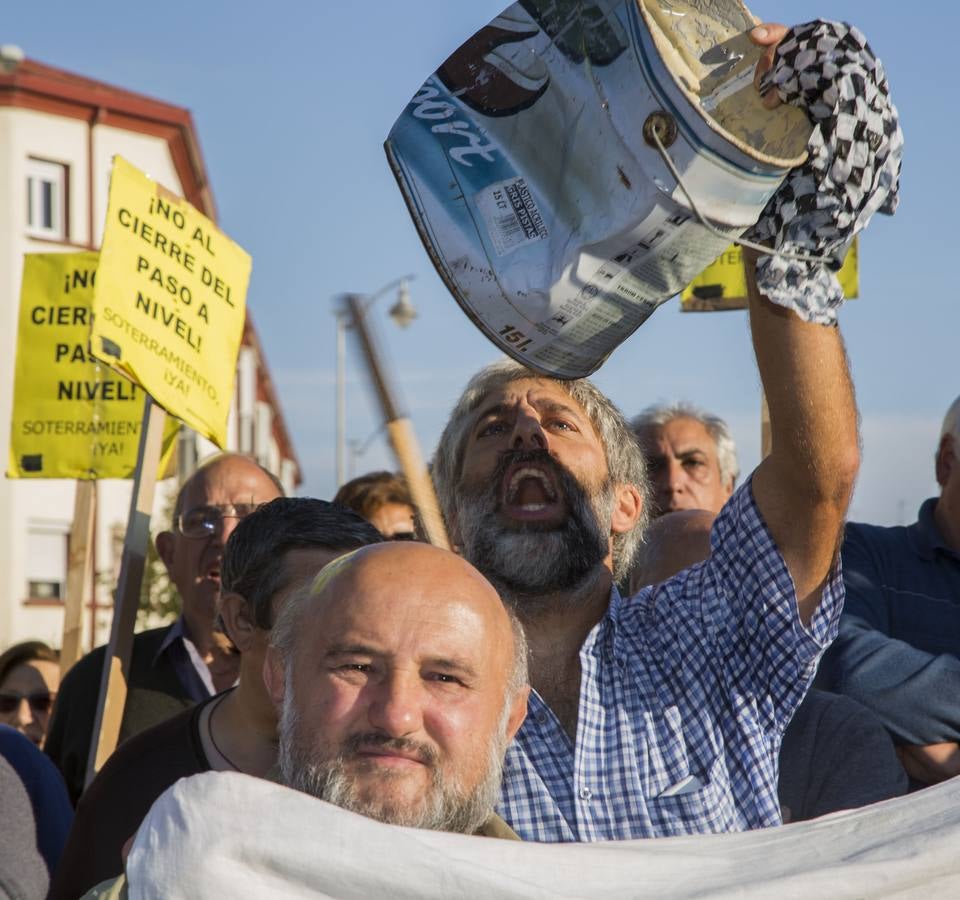 Los vecinos de Pilarica esperan a Rajoy en la estación de trenes de Valladolid