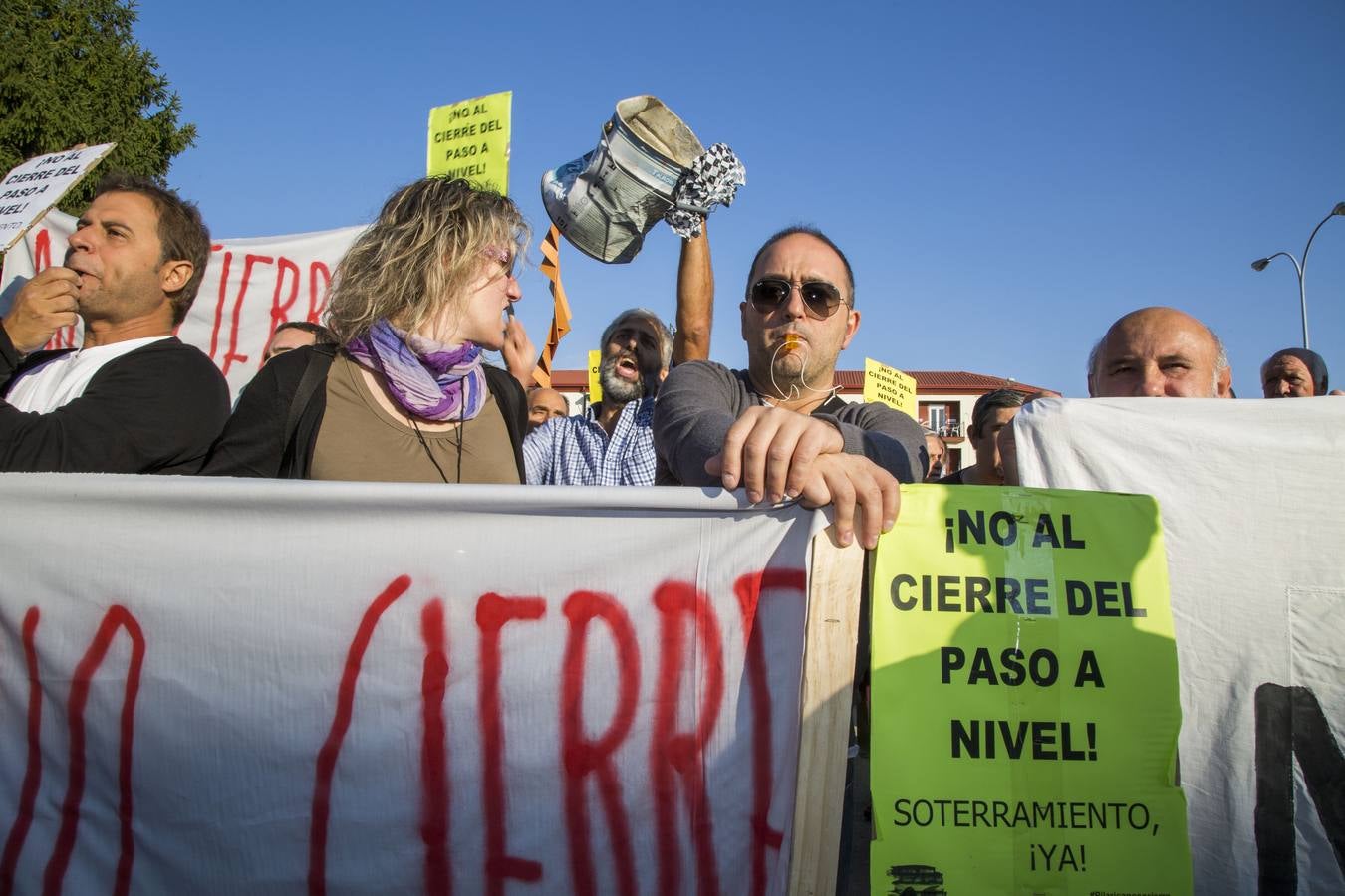 Los vecinos de Pilarica esperan a Rajoy en la estación de trenes de Valladolid