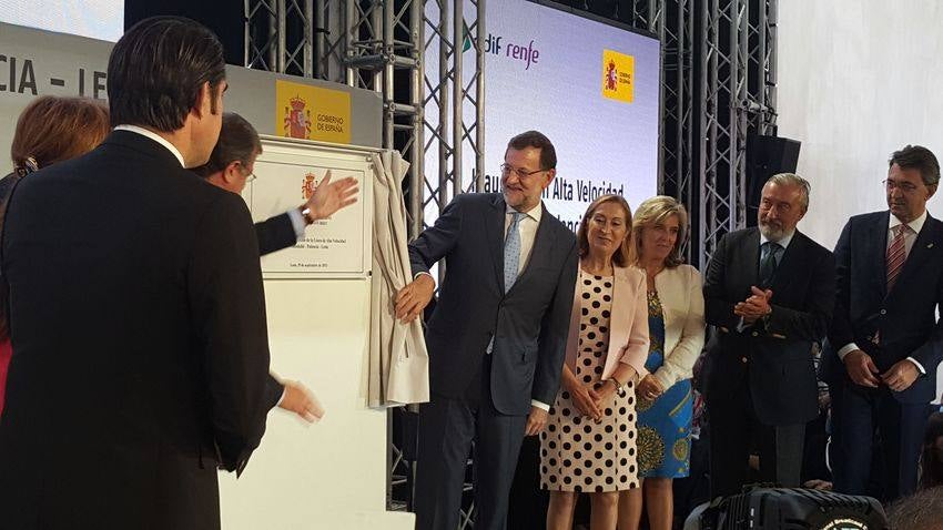 Mariano Rajoy muestra la placa conmemorativa de la inauguración en la estación de León.