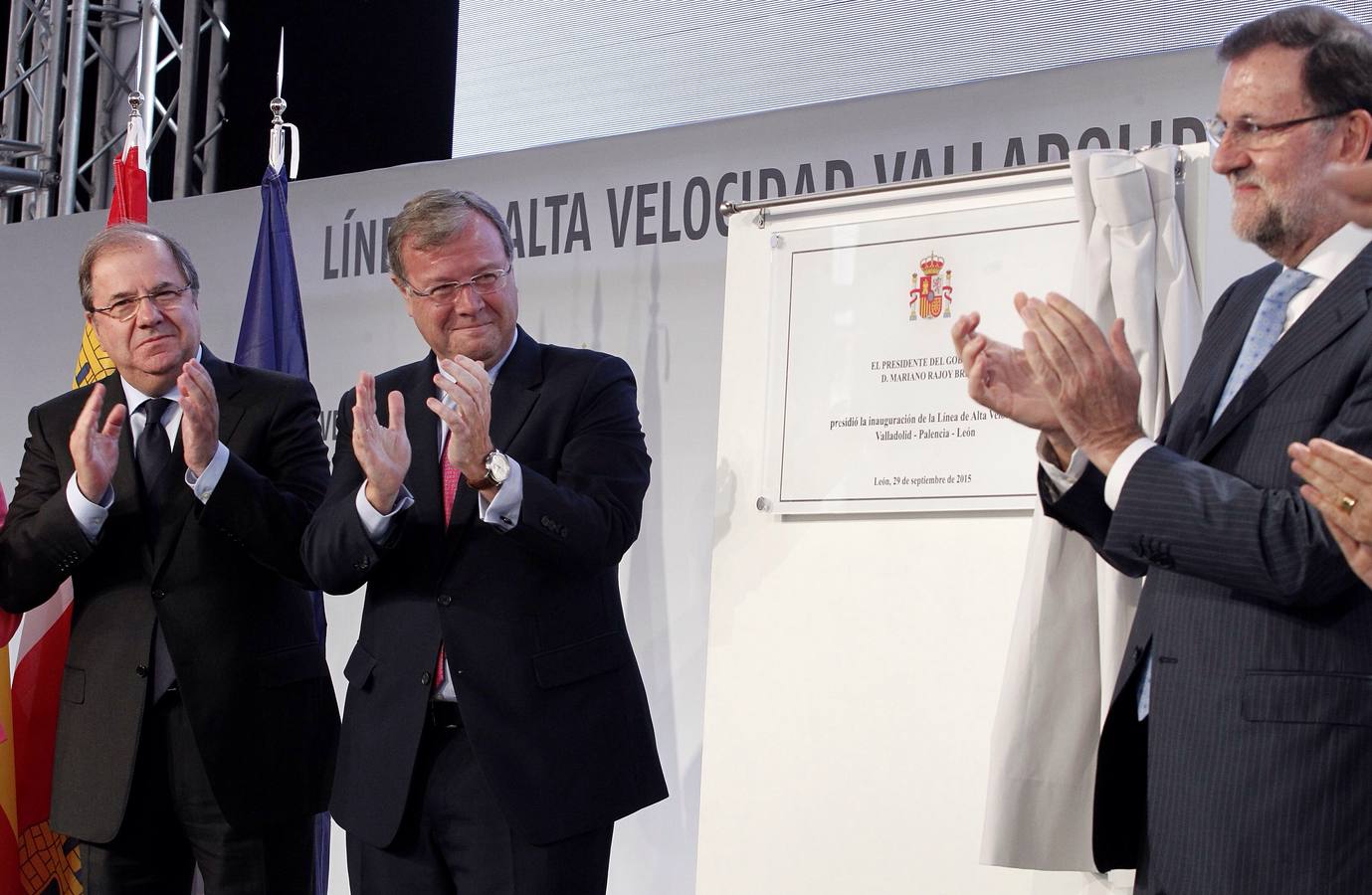 Juan Vicente Herrera, Antonio Silván y Mariano Rajoy aplauden tras enseñar la placa conmemorativa de la inauguración.