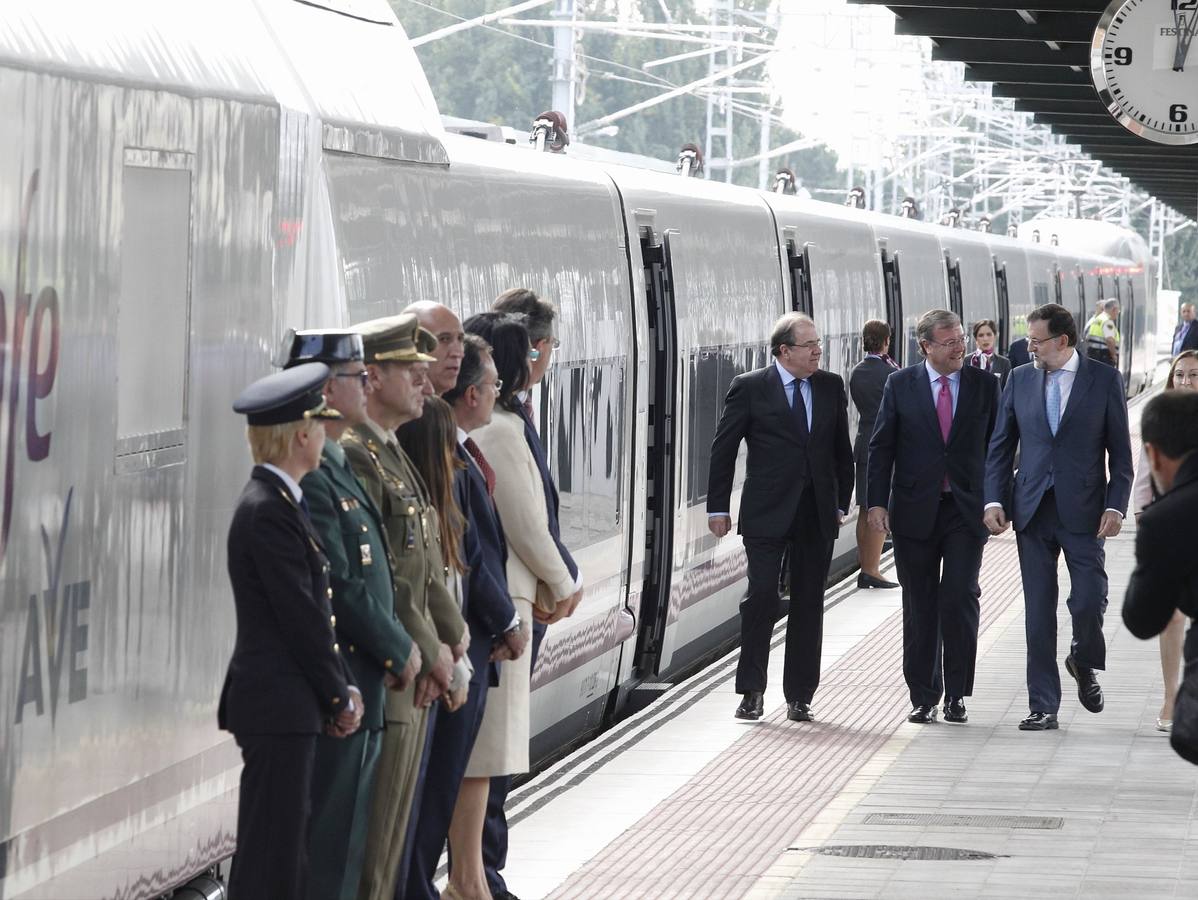Juan Vicente Herrera, Antonio Silván y Mariano Rajoy en la estación de León.