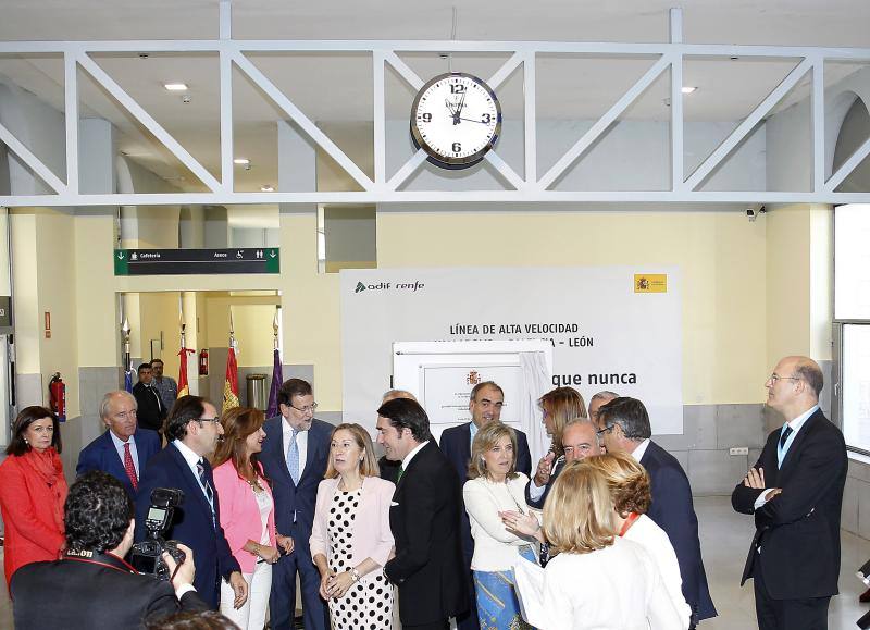 Alfonso Polanco, Silvia Clemente, Mariano Rajoy, Ana Pastor y Juan Carlos Suárez-Quiñonesen la estación de Palencia.