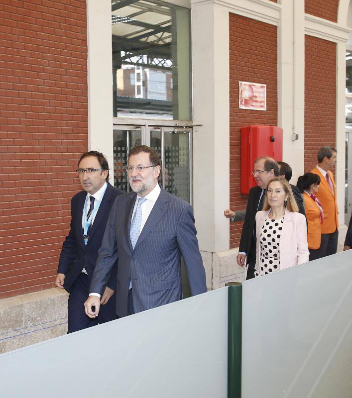 Alfonso Polanco y Mariano Rajoy en la estación de Palencia seguidos de Ana Pastor y Juan Vicente Herrera.