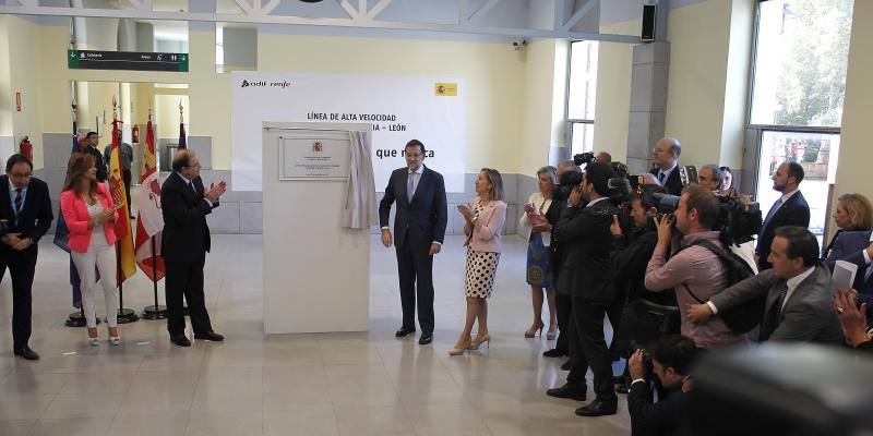 Alfonso Polanco, Silvia Clemente, Juan Vicente Herrera y Ana Pastor aplauden a Mariano Rajoy tras mostrar la placa conmemorativa de la inauguración en la estación de Palencia.