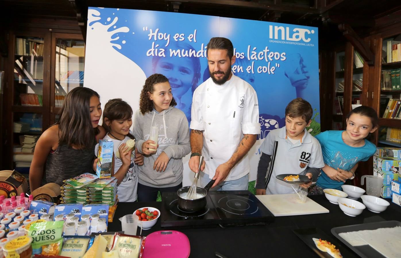 El chef Javier García Peña prepara el desayuno para los alumnos del colegio Antonio García Quintana de Valladolid