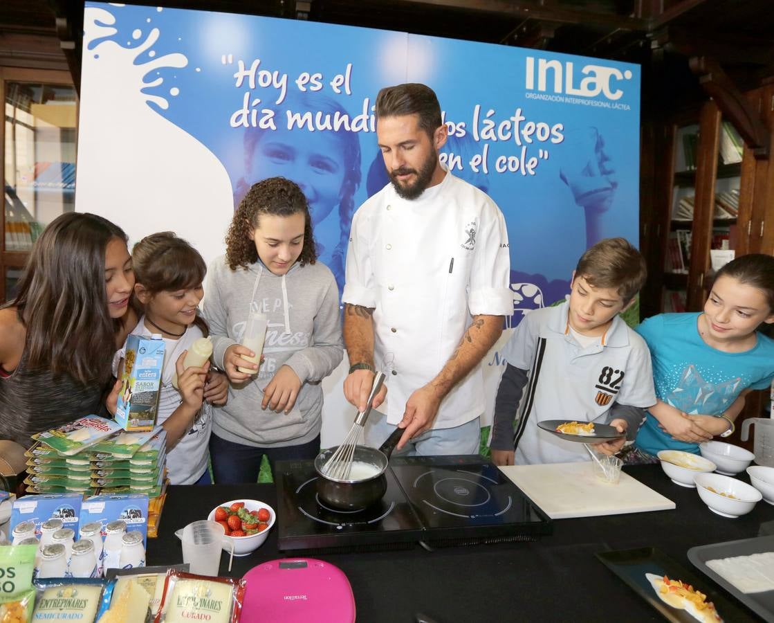 El chef Javier García Peña prepara el desayuno para los alumnos del colegio Antonio García Quintana de Valladolid