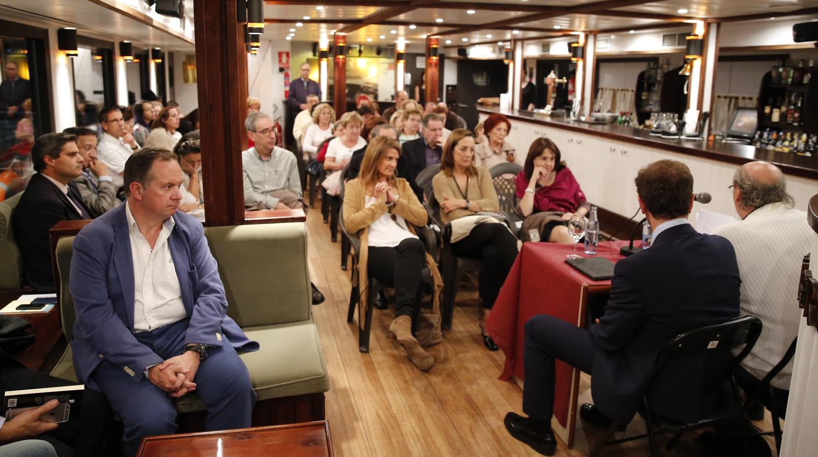 José María Muñoz Quirós ofrece un recital en el Aula de Cultura a bordo del barco &#039;La Leyenda del Pisuerga&#039;