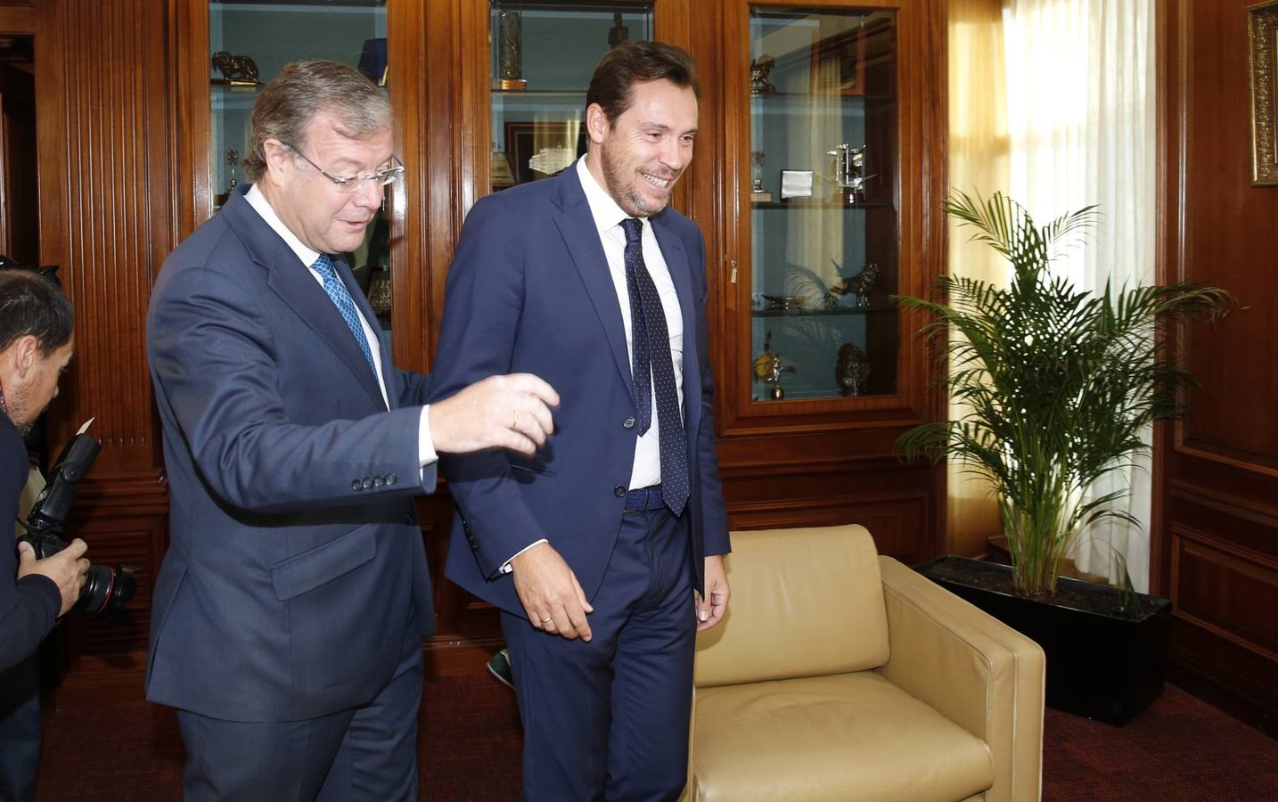 El alcalde de Valladolid, Óscar Puente, visita León (1/2)