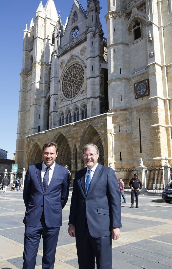 El alcalde de Valladolid, Óscar Puente, visita León (1/2)