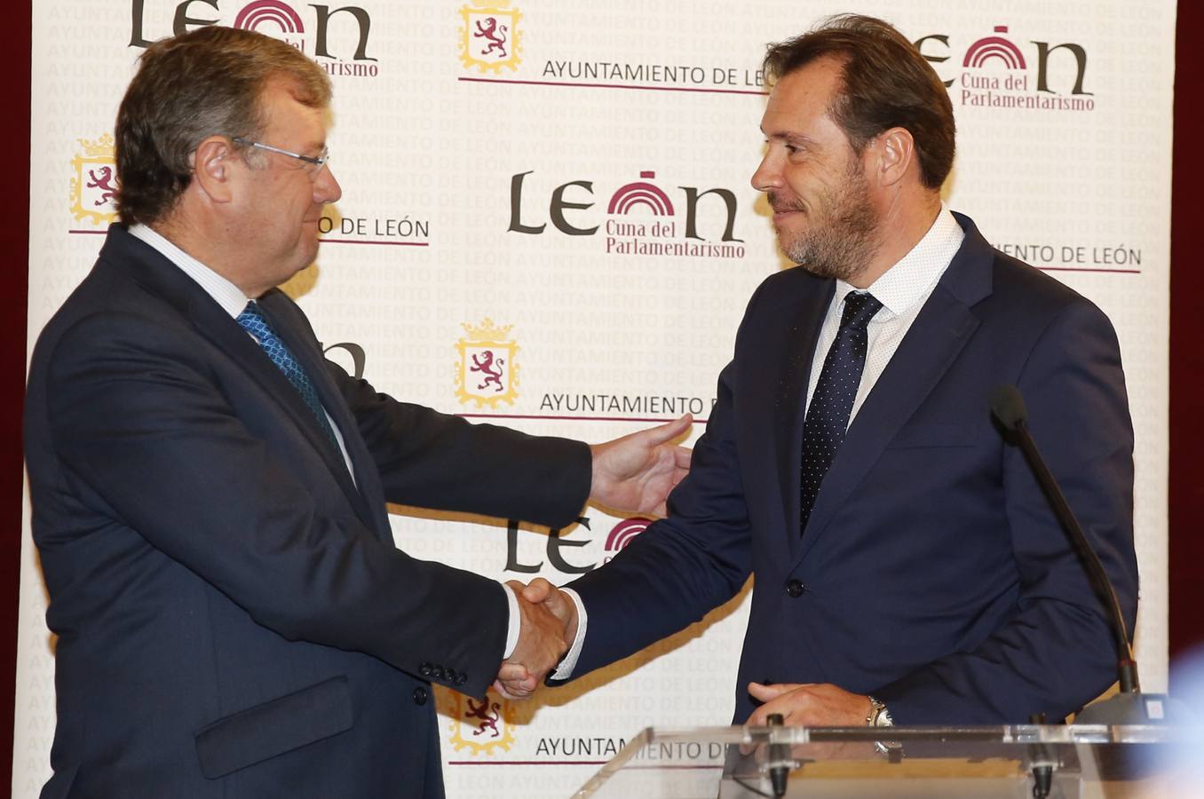 El alcalde de Valladolid, Óscar Puente, visita León (1/2)