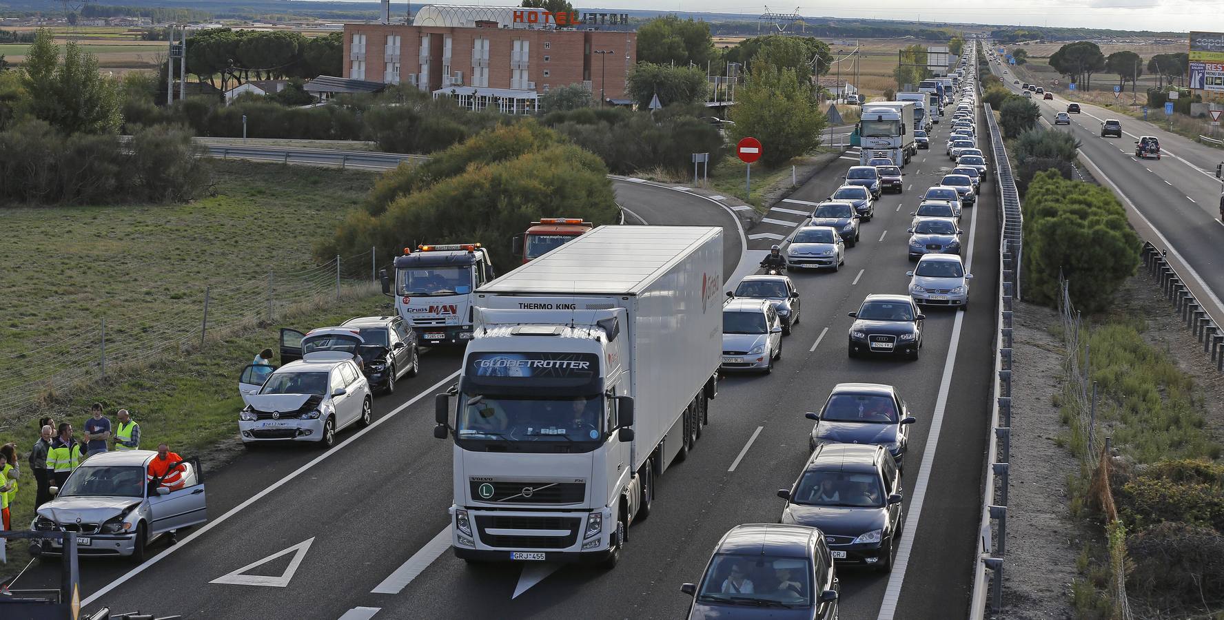 Un accidente provoca retenciones de tráfico en la A-62 en el retorno del puente del Pilar