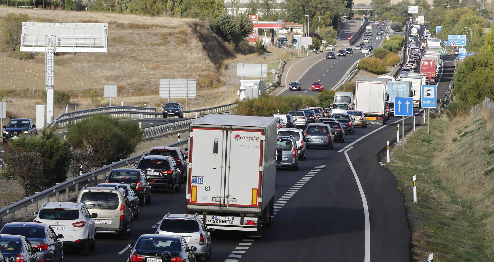Un accidente provoca retenciones de tráfico en la A-62 en el retorno del puente del Pilar
