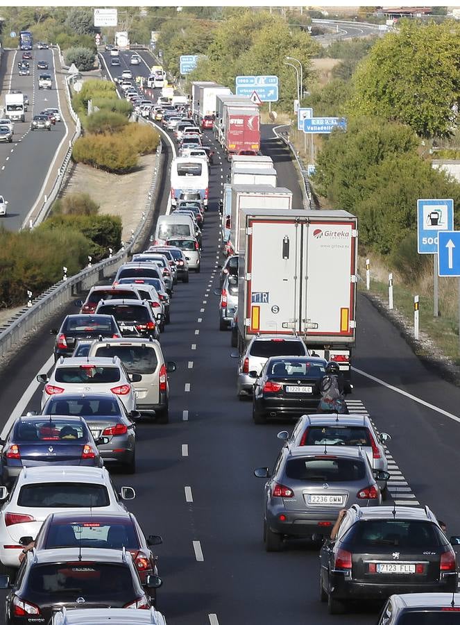 Un accidente provoca retenciones de tráfico en la A-62 en el retorno del puente del Pilar