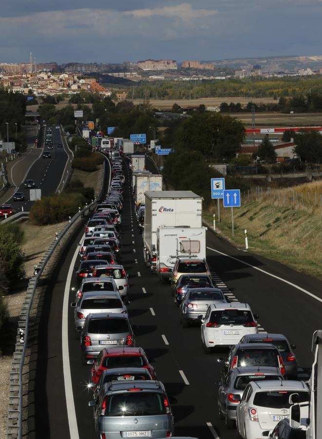 Un accidente provoca retenciones de tráfico en la A-62 en el retorno del puente del Pilar