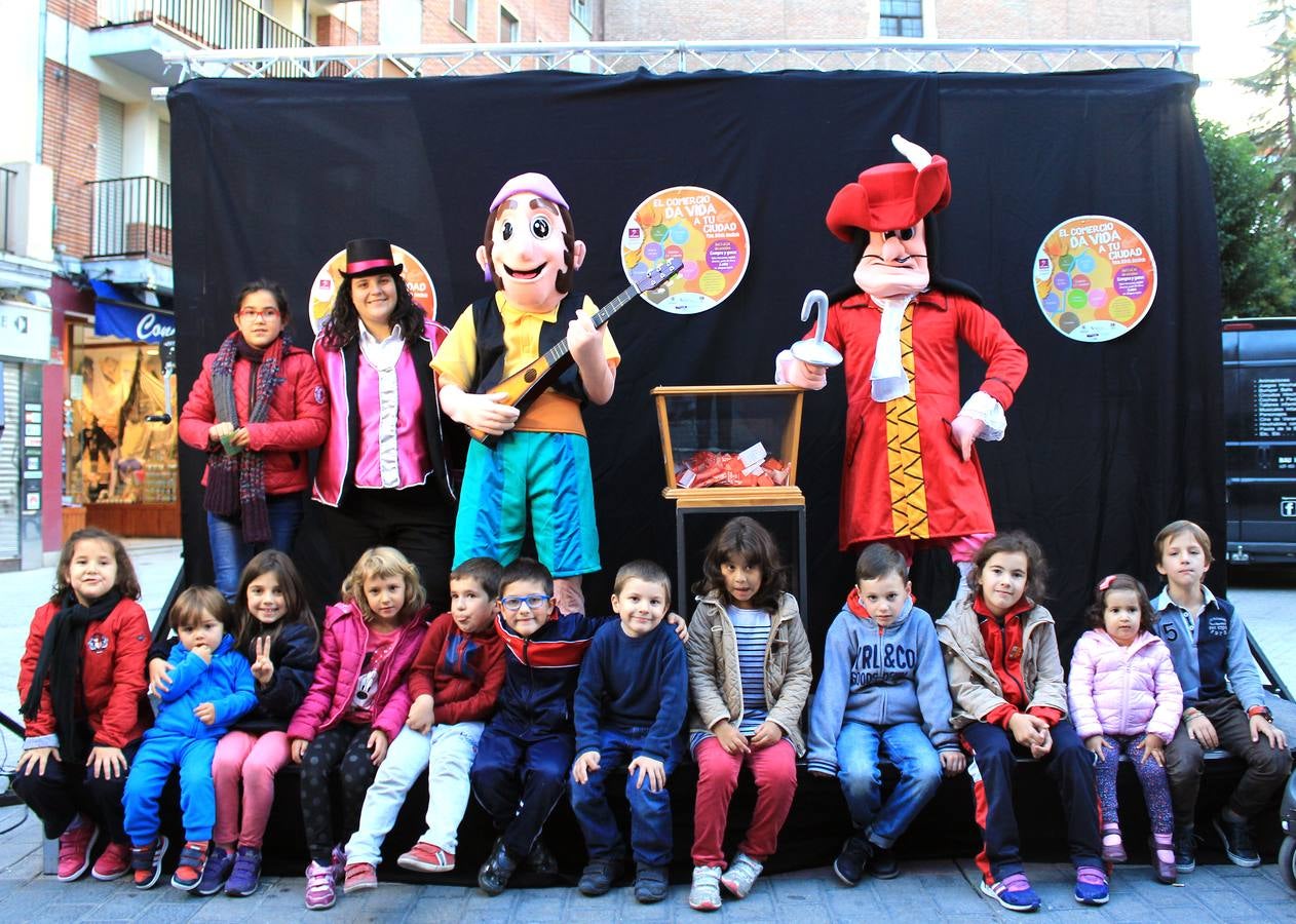 Espectáculo musical en la calle Mantería para animar el comercio