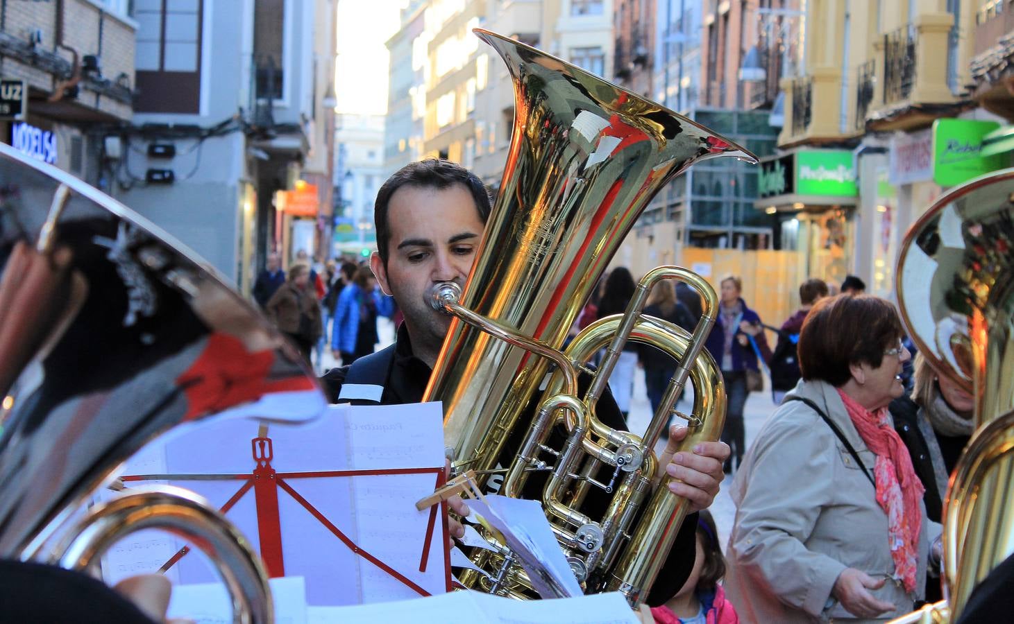 Espectáculo musical en la calle Mantería para animar el comercio