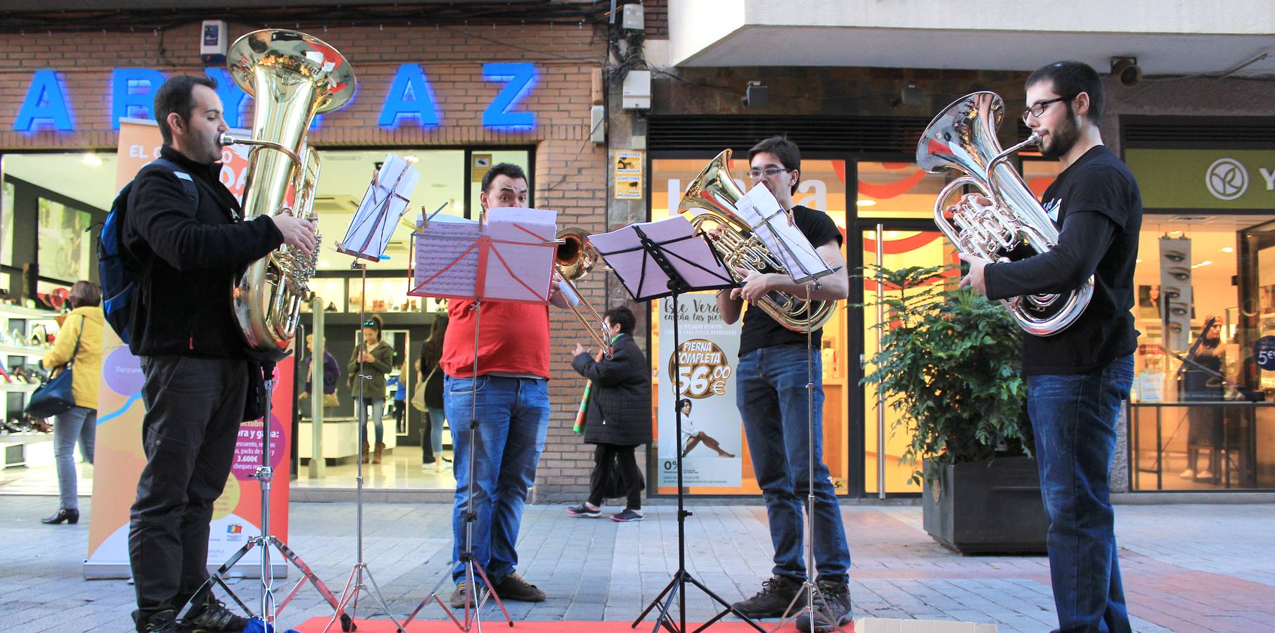 Espectáculo musical en la calle Mantería para animar el comercio