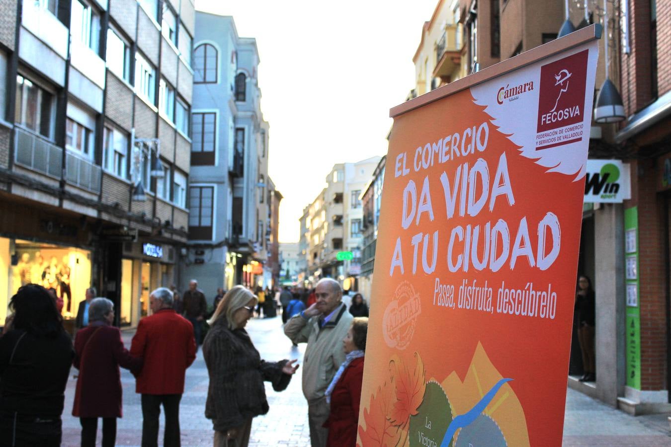 Espectáculo musical en la calle Mantería para animar el comercio