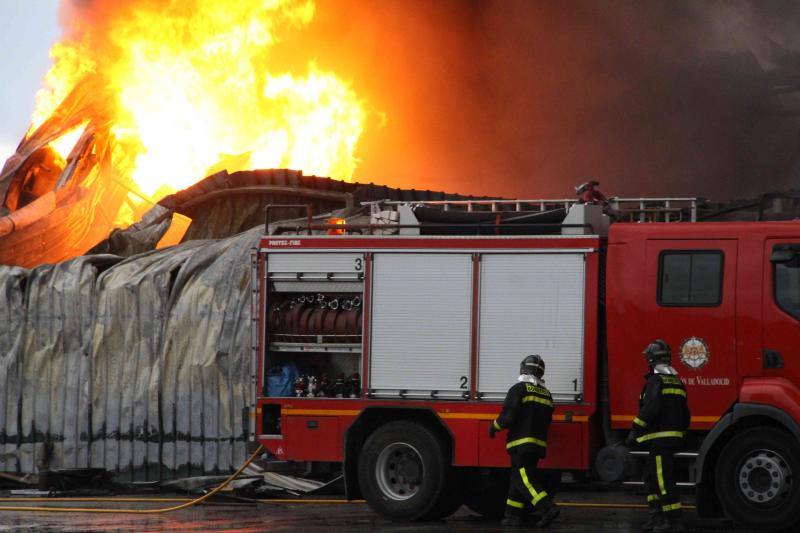 Un incendio carboniza una nave de patatas en Campaspero