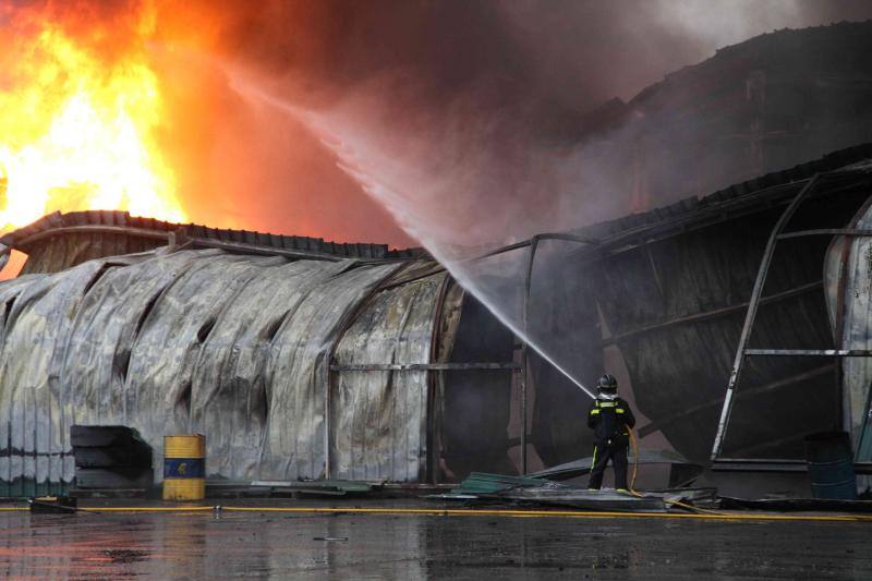 Un incendio carboniza una nave de patatas en Campaspero