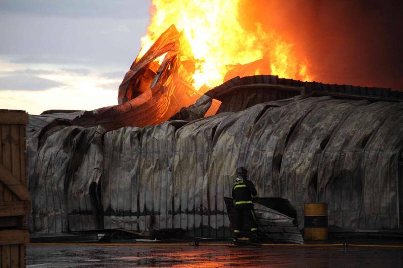 Un incendio carboniza una nave de patatas en Campaspero