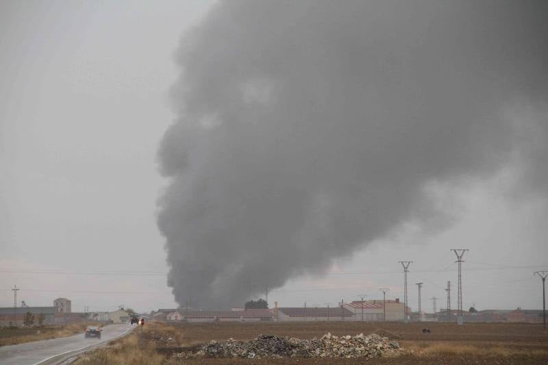 Un incendio carboniza una nave de patatas en Campaspero