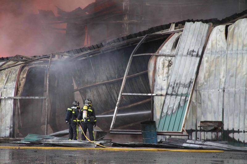 Un incendio carboniza una nave de patatas en Campaspero