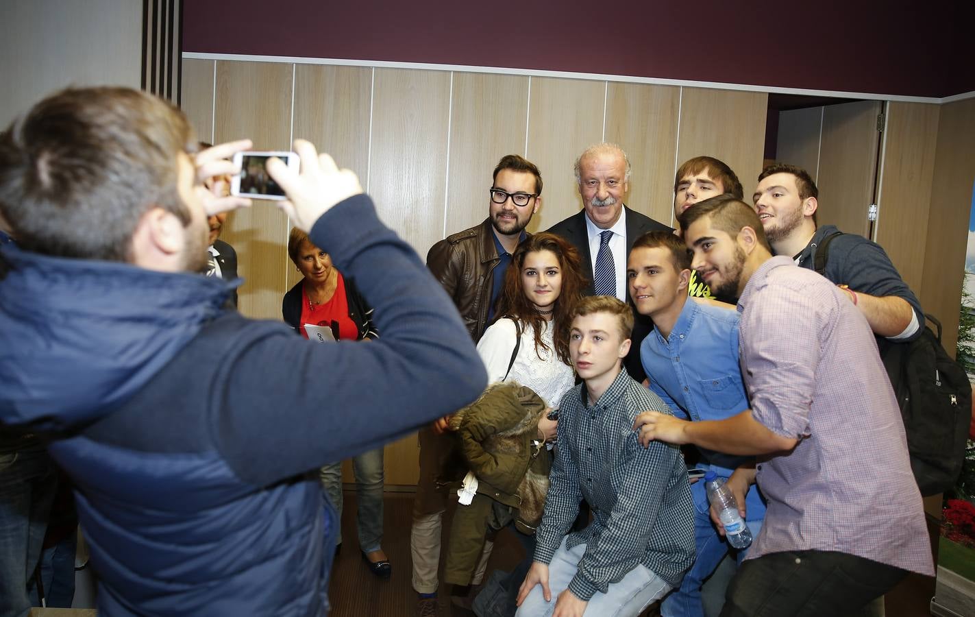 Vicente del Bosque visita el centro hospitalario Benito Menni de Valladolid
