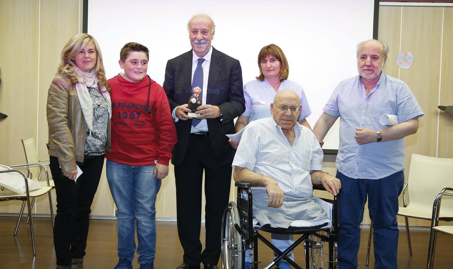 Vicente del Bosque visita el centro hospitalario Benito Menni de Valladolid