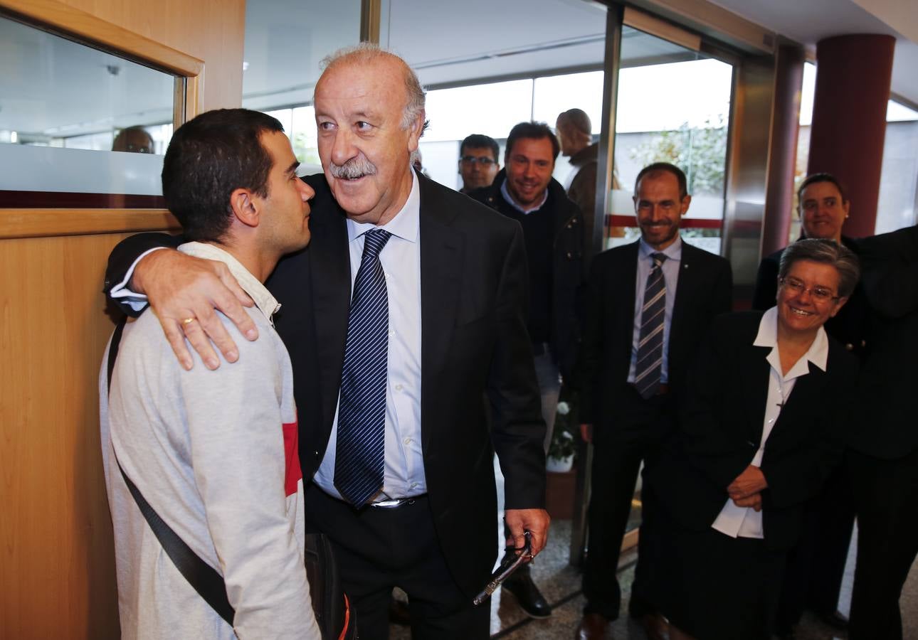 Vicente del Bosque visita el centro hospitalario Benito Menni de Valladolid