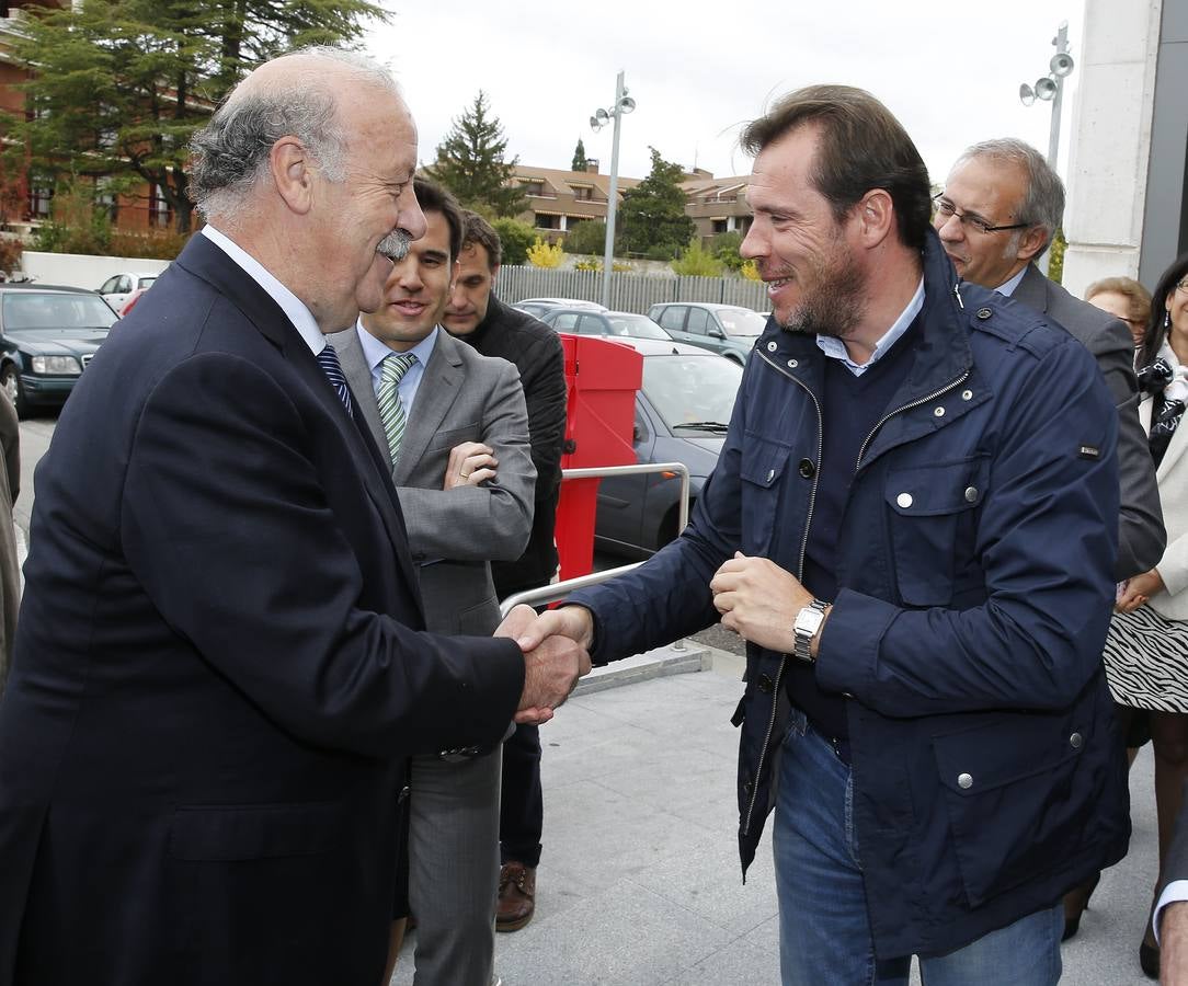 Vicente del Bosque visita el centro hospitalario Benito Menni de Valladolid