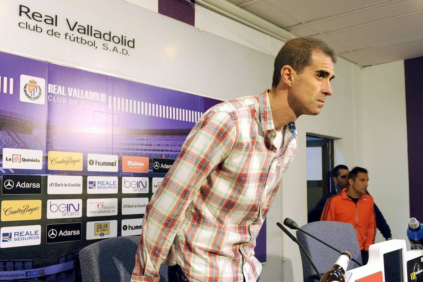 El entrenador del Real Valladolid, Gaizka Garitano, se despide tras su destitución