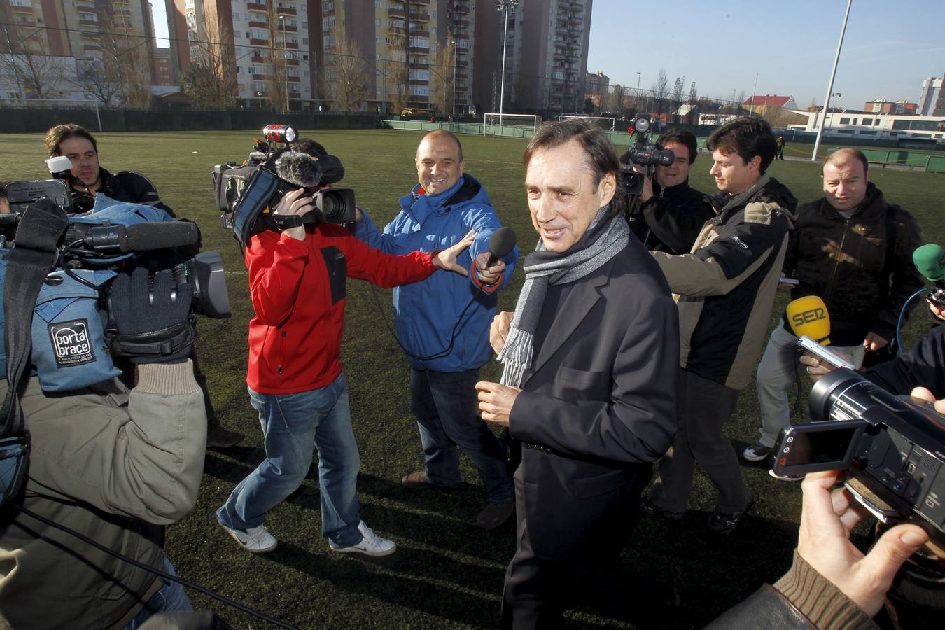 08.02.11 El hasta ahora entrenador del Racing de Santander, Miguel Angel Portugal (i), acompañado por el presidente, Francisco Pernía, tras la rueda de prensa que ofrecieron con motivo del cese del primero como técnico del equipo cántabro.