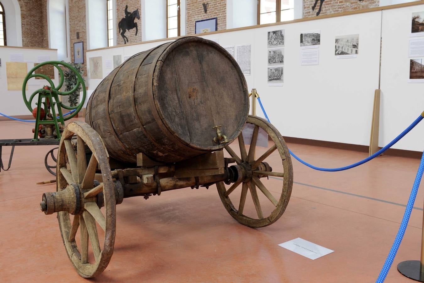 Una exposición recuerda el centenario del incendio de la Academia de Caballería de Valladolid