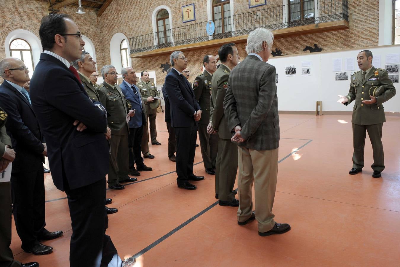 Una exposición recuerda el centenario del incendio de la Academia de Caballería de Valladolid