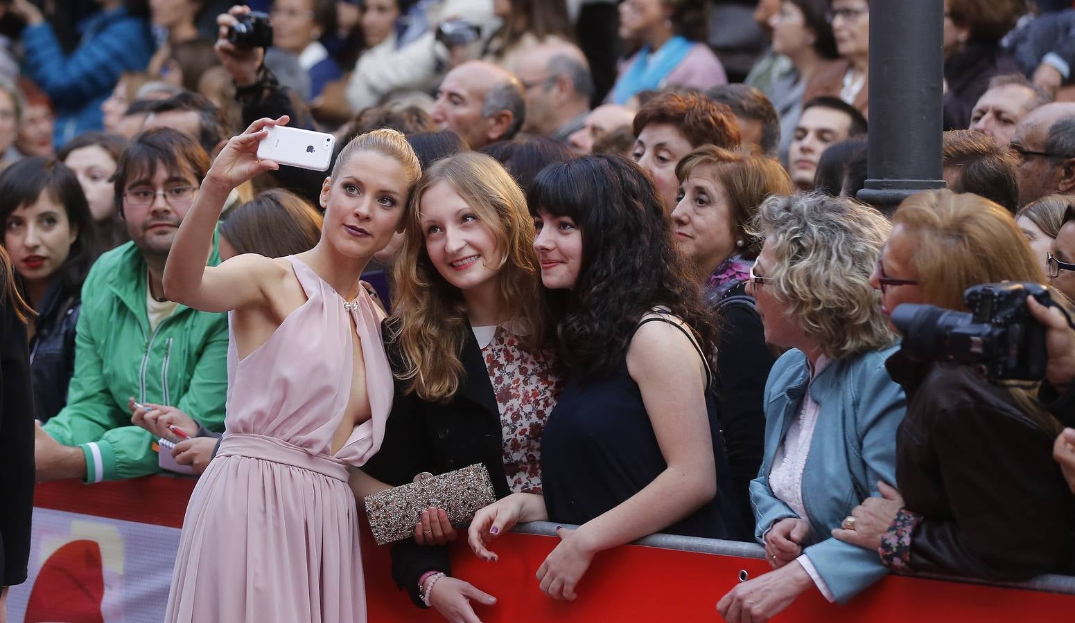Alfombra roja de la gala inaugural de la 60 Seminci (1/2)