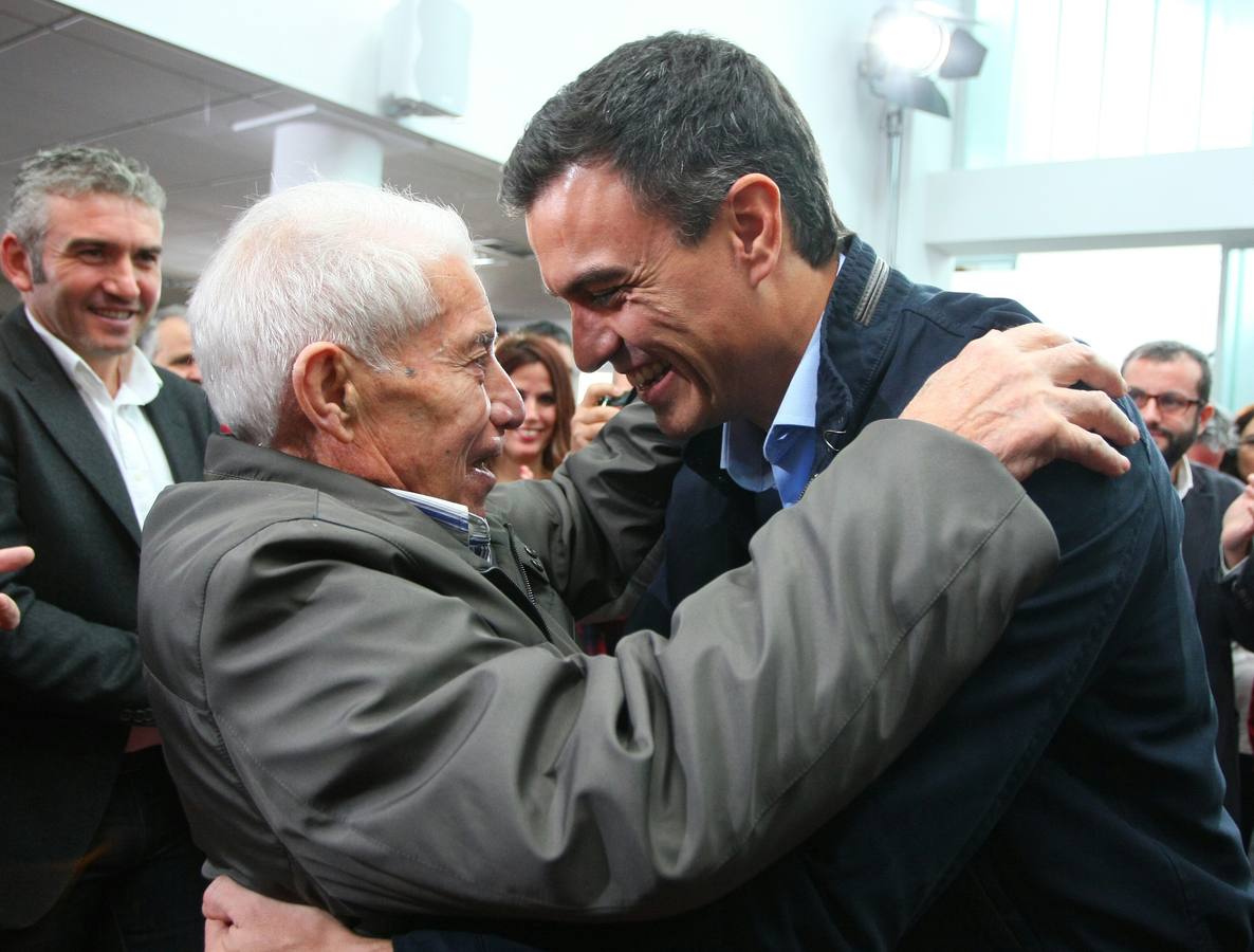 Pedro Sánchez visita León para homenajear a un militante