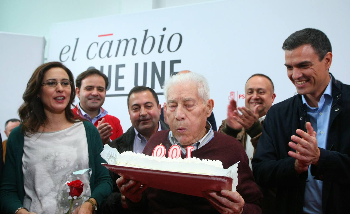 Pedro Sánchez visita León para homenajear a un militante