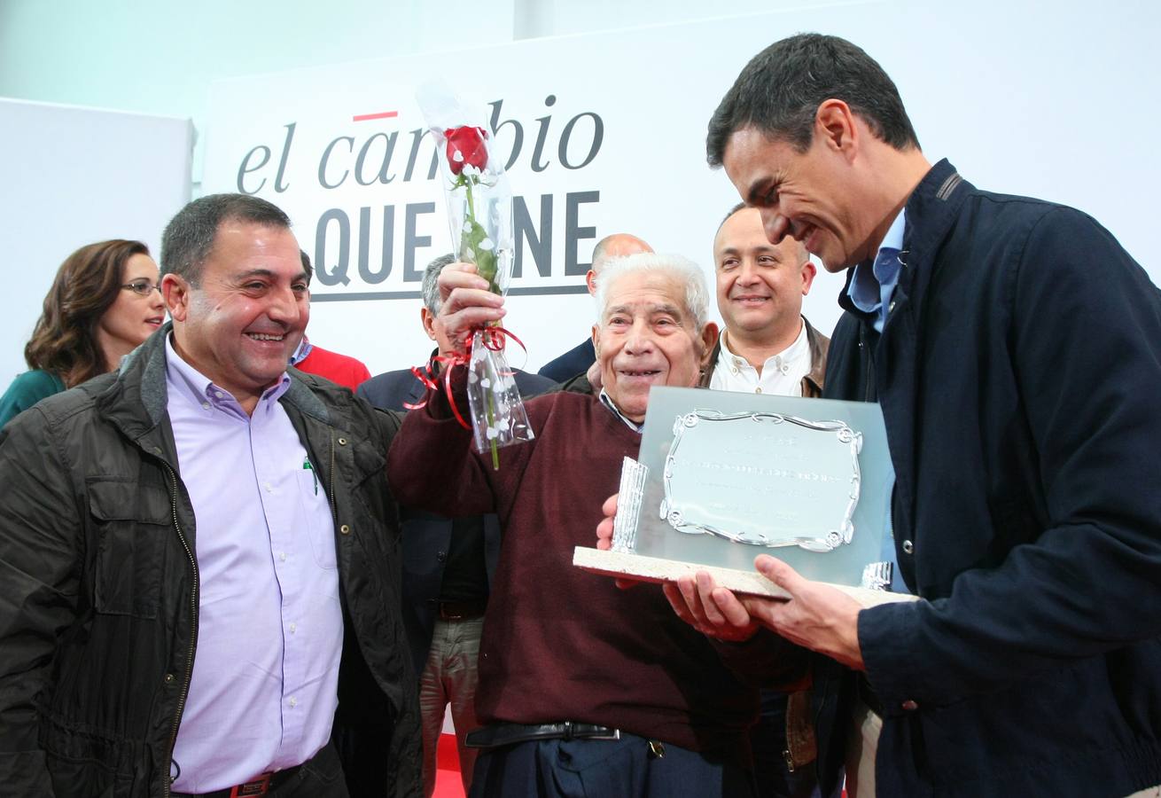 Pedro Sánchez visita León para homenajear a un militante