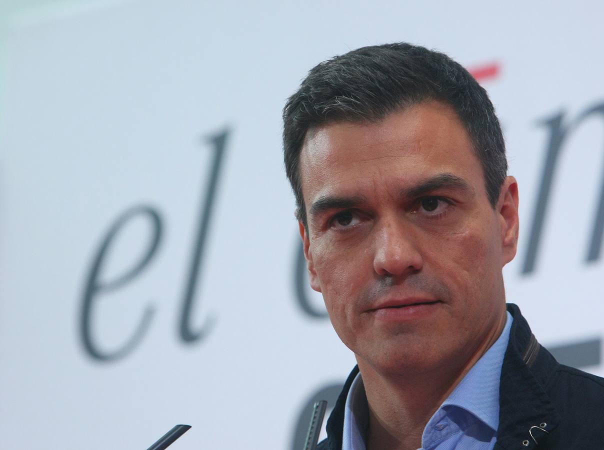 Pedro Sánchez visita León para homenajear a un militante